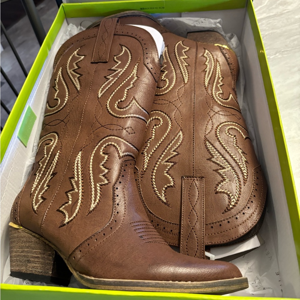 Nwt Very Volatile light Brown Western ladies Cowboy Boots size 7